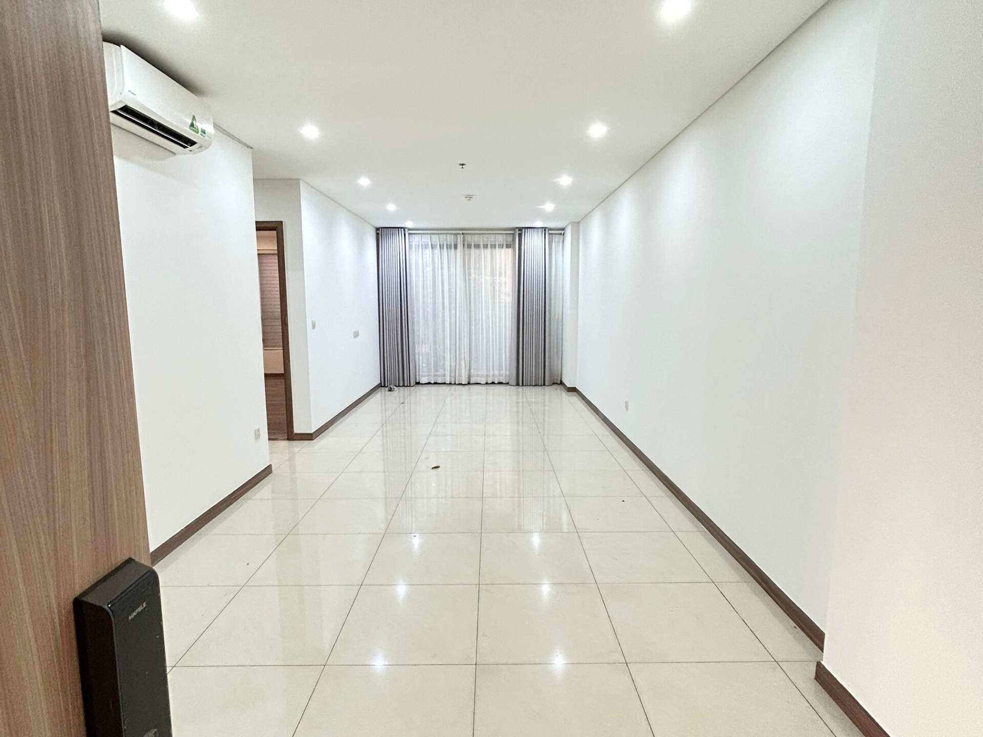 Cho thuê căn hộ 2PN+1ĐN 2WC 107m2 nội thất cơ bản. Trống sẵn chuyển vào ngay