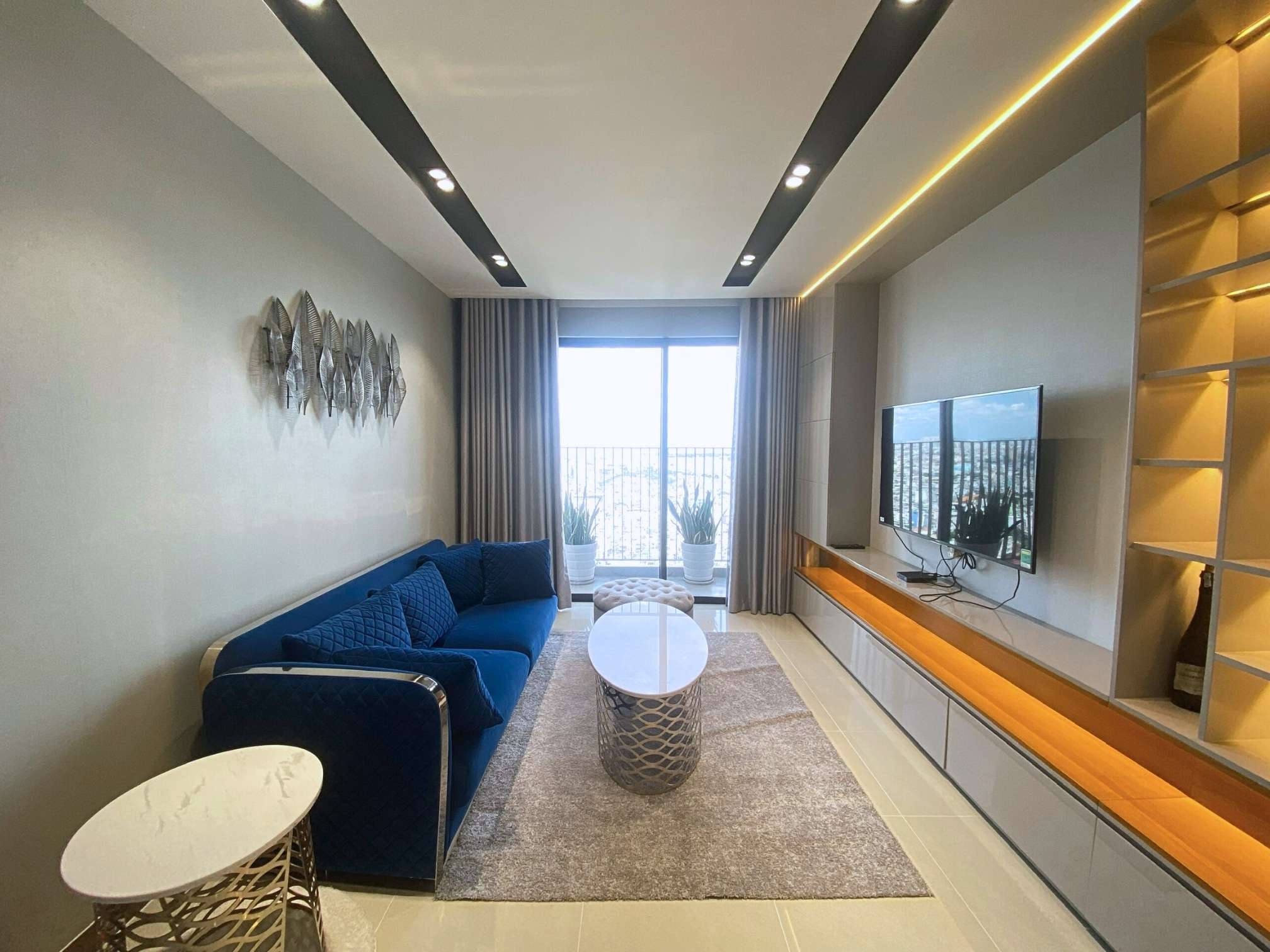 Cho thuê căn hộ 2PN+1ĐN 107m2 tầng cao view thoáng, nội thất hiện đại cao cấp