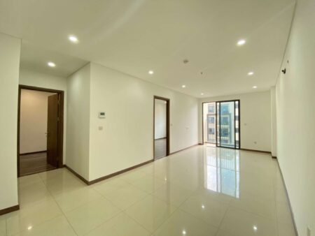 Căn hộ 2PN 86m2 nhà trống đã trang bị thêm hệ tủ bếp, rèm cửa và 03 máy lạnh